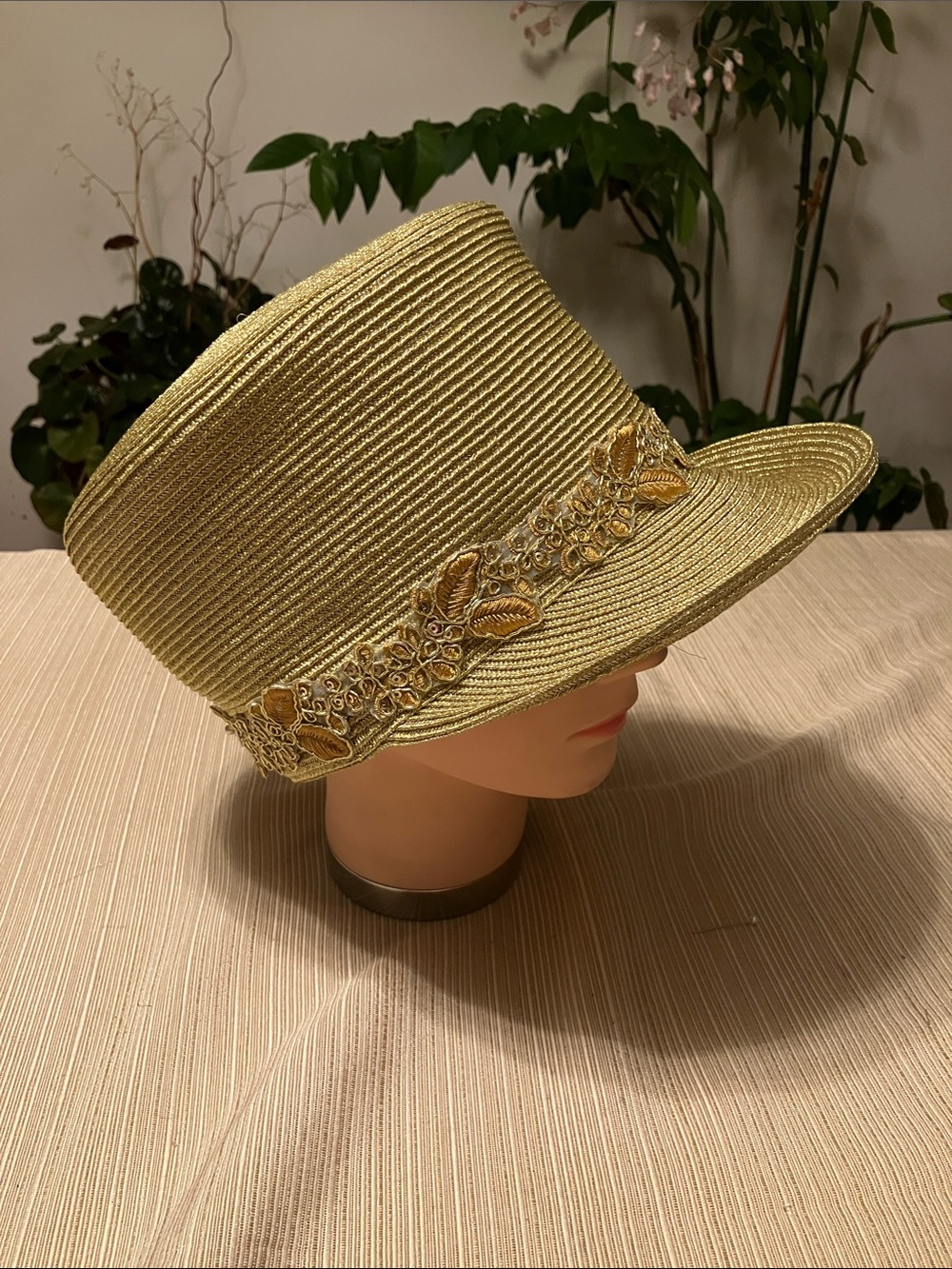 Chic Metallic Gold Embroidered Straw Cloche Hat - Picture 3 of 4